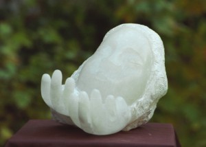 visage d'une femme - mains - sculpture de Dominique Rivaux