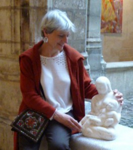 Dominique Rivaux avec sa sculpture sérénité