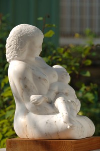 femme avec un enfant - sculpture