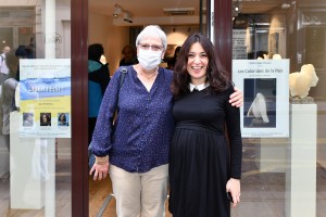 Sculptrice Dominique Rivaux avec Leila Galeriste devant la Galerie de Buci - 20-05-2022