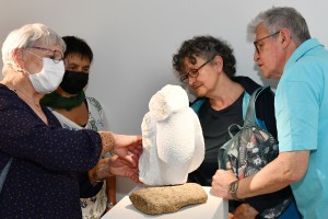 Sculptrice Dominique Rivaux lors du vernissage à la Galerie de Buci - 20 mai 2022