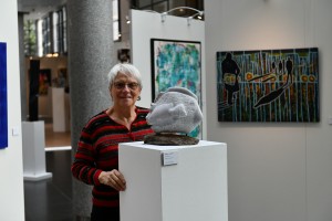 Dominique Rivaux avec sa sculpture "Au fil de l'eau" au Salon d'Automne de la Société des Beaux-Arts 2024 - Espace Landowski