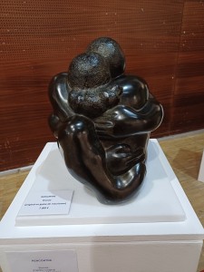 Sculpture de Dominique Rivaux "Rencontre" pendant l'exposition - la Halle des Blancs Manteaux à Paris 2024