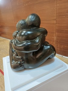 Sculpture de Dominique Rivaux "Rencontre" pendant l'exposition - la Halle des Blancs Manteaux à Paris 2024