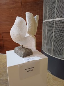 La sculpture de Dominique Rivaux "Roucoulade" - la Halle des Blancs Manteaux à Paris 2024