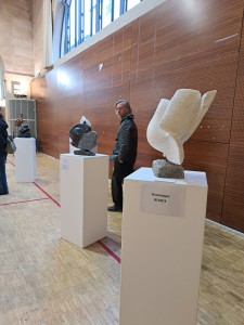 La sculpture de Dominique Rivaux "Roucoulade" - la Halle des Blancs Manteaux à Paris 2024