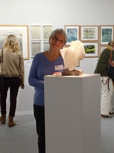 Sculptrice Dominique Rivaux au Salon d'Automne 2024 à Paris avec sa sculpture "Danse céleste"