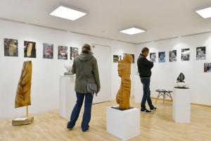 Visiteurs pendant l'exposition de Dominique Rivaux à Limeil-Brévannes - photo de Claude Abron