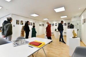 Visiteurs pendant l'exposition de Dominique Rivaux "À l'écoute de la pierre" à Limeil-Brévannes - photo de Claude Abron