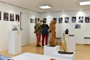 Visiteurs pendant l'exposition de Dominique Rivaux "À l'écoute de la pierre" à Limeil-Brévannes - photo de Claude Abron