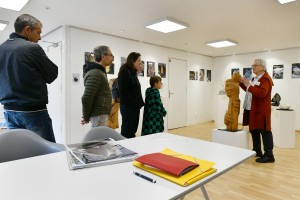 Explications de Dominique Rivaux durant l'expo de sculptures à Limeil-Brévannes