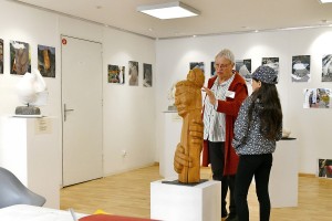Jeune fille passionnée durant l'exposition de sculptures - mai 2025 - photo de Claude Abron