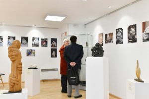 Visiteurs devant vitrine durant l'exposition "À l'écoute de la pierre" de Dominique Rivaux - photo de Claude Abron